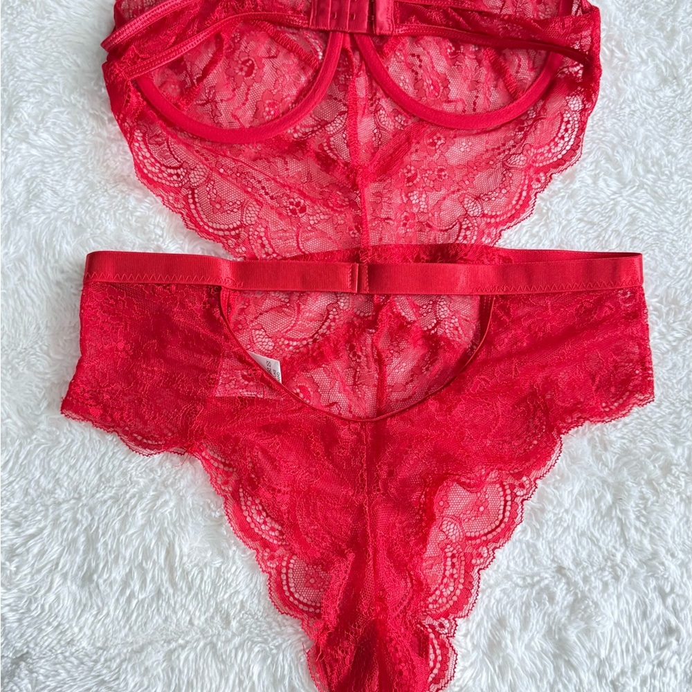 Elegant Red Lace Lingerie Set - Picture 6 of 11